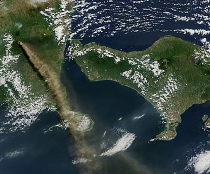 Aschewolke des Vulkans Raung: Aus der Luft ist sie sehr gut zu sehen.