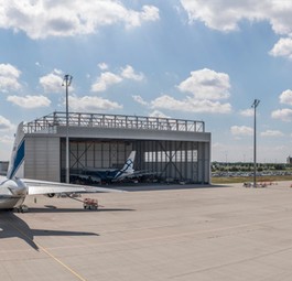 Hangar von Aircraft Maintenance and Engineering Service am Flughafen Leipzig/Halle (hier im August): Regelmäßig sind hier Antonov An-124 zu Gast.