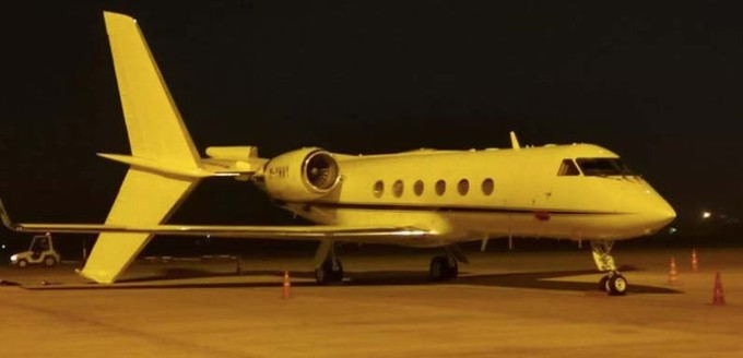 Beschädigte Gulfstream IV: Rollender A330 riss das gesamte Seiten- und Höhenleitwerk des parkenden Geschäftsfliegers ab.