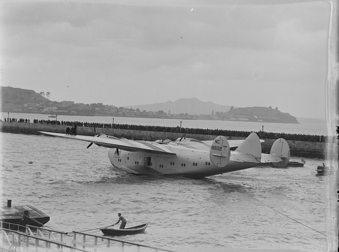 Pacific Clipper in Auckland – hier noch mit Pan-Am-Logo. Damit das Flugzeug nicht von den Japanern als amerikanisch identifiziert wird, wurde die Bemalung entfernt.