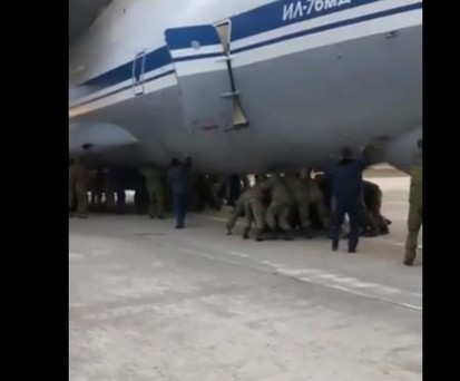 Russische Soldaten schieben Ilyushin Il-76 an