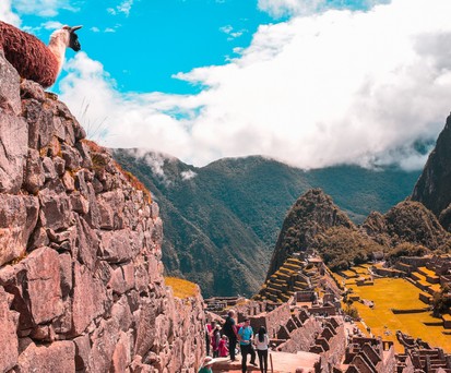 Ruinen an der Bergspitze des Huayna Picchu: Der geplante Flughafen gefährdet Machu Picchu.