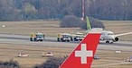 A220 von Air Baltic auf Piste 14/32 am Flughafen Zürich: Das Flugzeug blockiert die Piste.