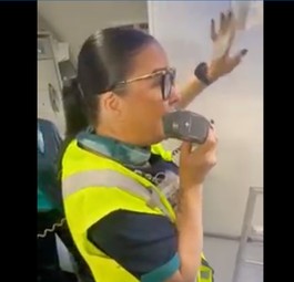 Flugbegleiterin bei der Durchsage: Die Lehrerin freute sich danach sichtlich.