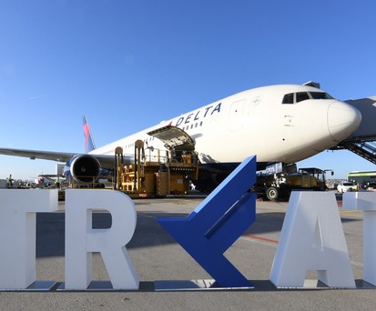 Am 28. März feierte Stuttgart mit diesem Aufsteller den Start der Route nach Atlanta.