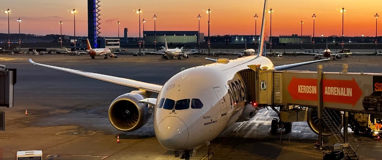 Abendrot mit Abflug droht? Dreamliner von Norse am BER.