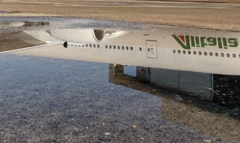 Flieger von Alitalia spiegelt sich in einer Pfütze: Wer bekommt die Fluggesellschaft?