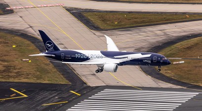 Die Boeing 787-9 von Lufthansa mit der 100-Jahre-Sonderlackierung: Die D-ABPU spielt am 6. April Luft Hansa.