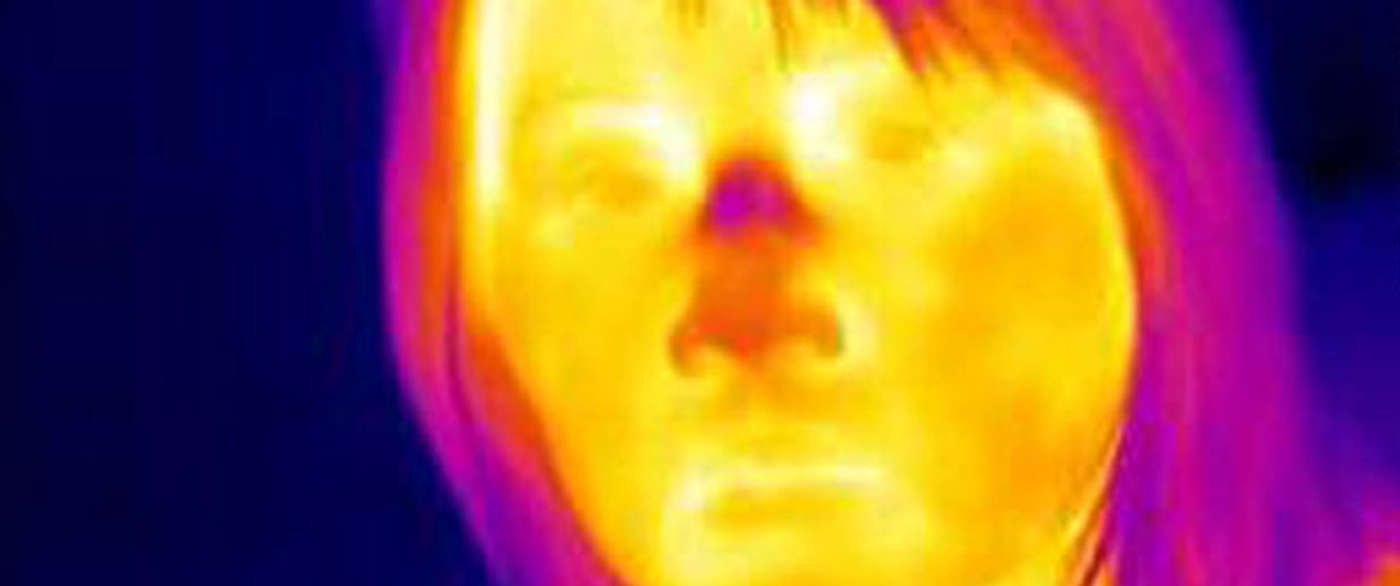 Die Kamera untersucht die Temperatur im Gesichtsbereich.