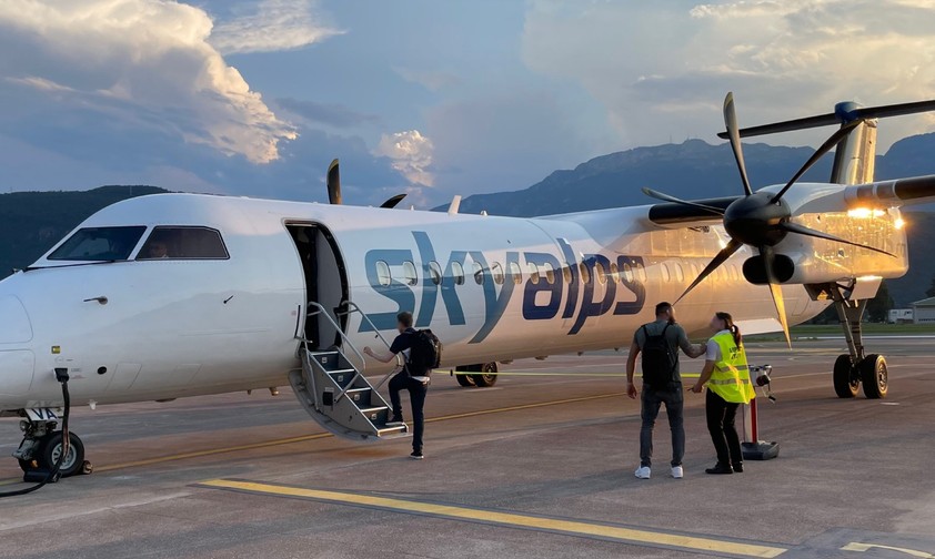 Flugzeug von Sky Alps: Sieben müssen am Boden bleiben.