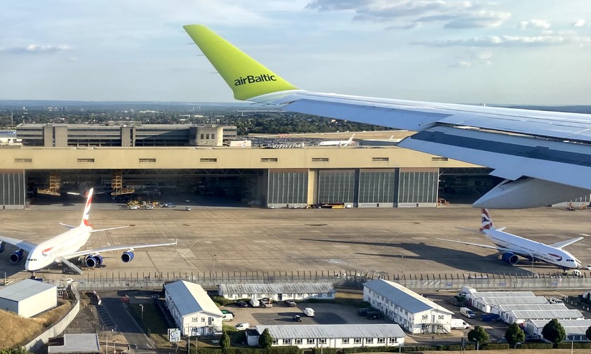 Airbus A220 von Air Baltic über London-Heathrow: Im Auftrag von Eurowings.