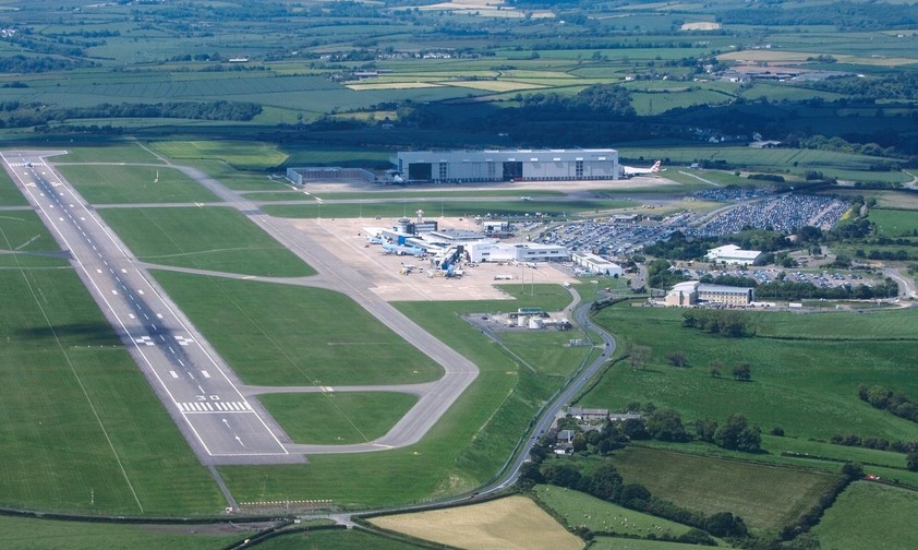 Cardiff Airport aua der Luft: Die Regierung will die Passagierzahlen deutlich ausbauen.