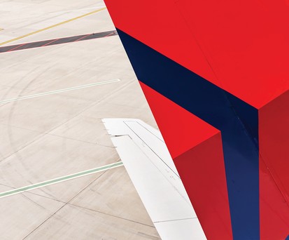 Leitwerk eines Delta-Jets: Ein Reisender gelangte mit abfotografierter Bordkarte ins Flugzeug.