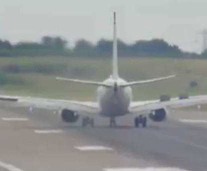 Platzender Reifen und Funken bei Norwegian-Landung