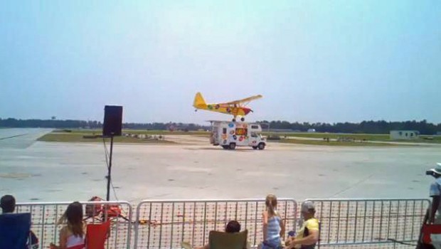 Landungs-Stunt an der Airshow: Die Landung auf dem Dach.