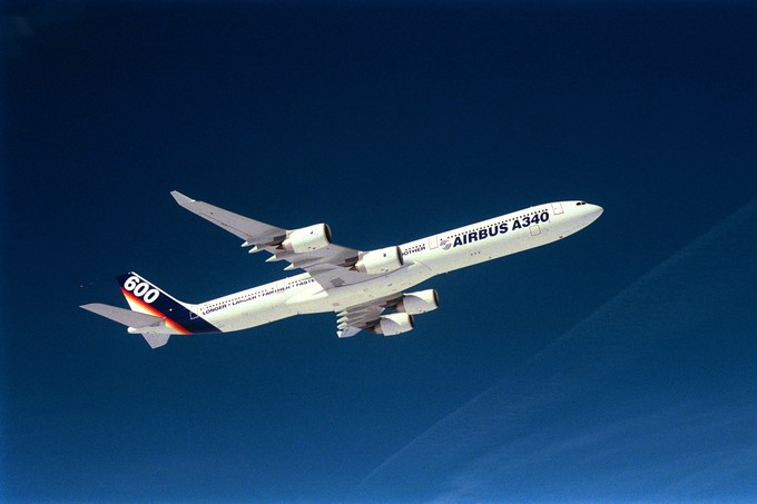 Der Airbus A340 war der erste Vierstrahler von Airbus. Inzwischen wird er nicht mehr produziert, die Betriebskosten waren zu hoch. Er wurde parallel entwickelt zum...