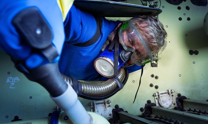 Entfernung des Biofilms: Sieht anstrengend aus.