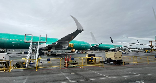 Boeing 777X auf dem Gelände in Everett: Immer mehrr fertige Flugzeuge stehen geparkt am Boden.