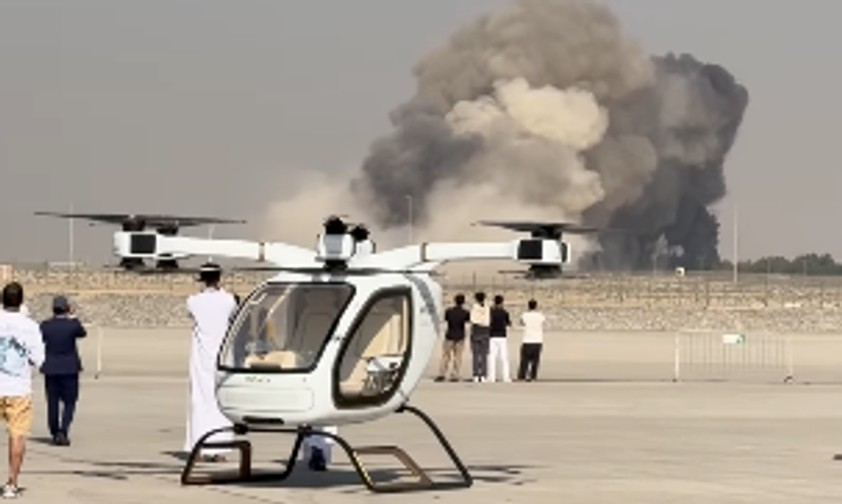 Rauch über der Dubai Air Show: Ein Militärjet ist mutmaßlich abgestürzt.