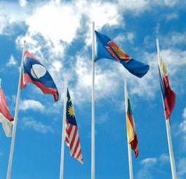 Flaggen der Asean-Staaten: Die Länder öffnen ihren Luftraum füreinander.