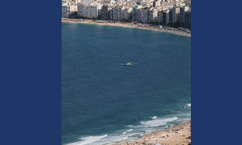 Die Embraer E195-E2 über der Copacabana: Azul feierte mit der Aktion das brasilianische Fußballteam der Männer.