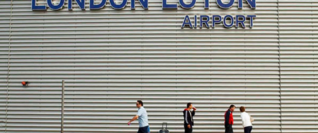Passagiere vor dem Terminal: Luton steht auf dem Prüfstand.