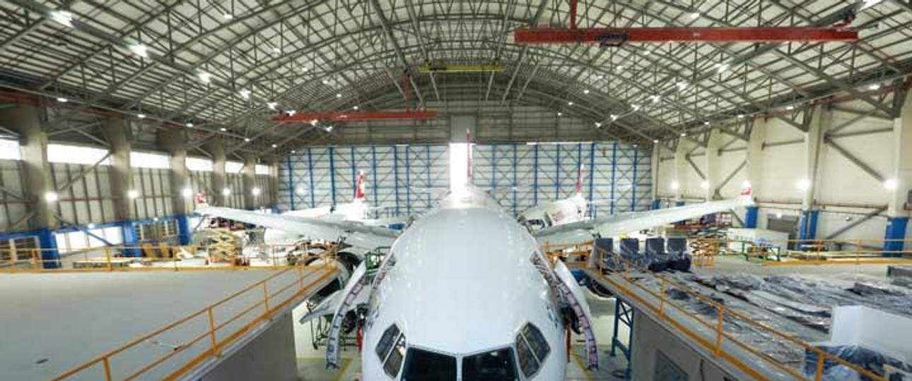 Swiss-Flieger im Hangar von Joramco: Junge Partnerschaft.