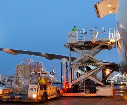 ...hat nur der Flughafen Frankfurt. Mehr als 70,5 Millionen waren es im Jahr 2019. Auch bei der Fracht ist Frankfurt mit mehr 2,1 Millionen Tonnen die Nummer eins.