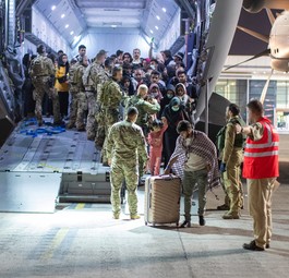 Afghanische Flüchtlinge steigen aus einem Flieger der deutschen Bundeswehr aus. Von Taschkent aus wurden sie mit einem Airbus A340-300 ...