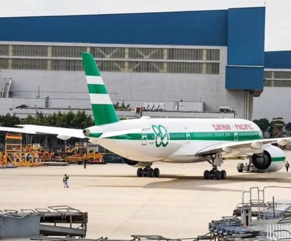 Airbus A350-900 von Cathay Pacific: Das Flugzeug trägt den Jubiläums-Look zum 80. Geburtstag.