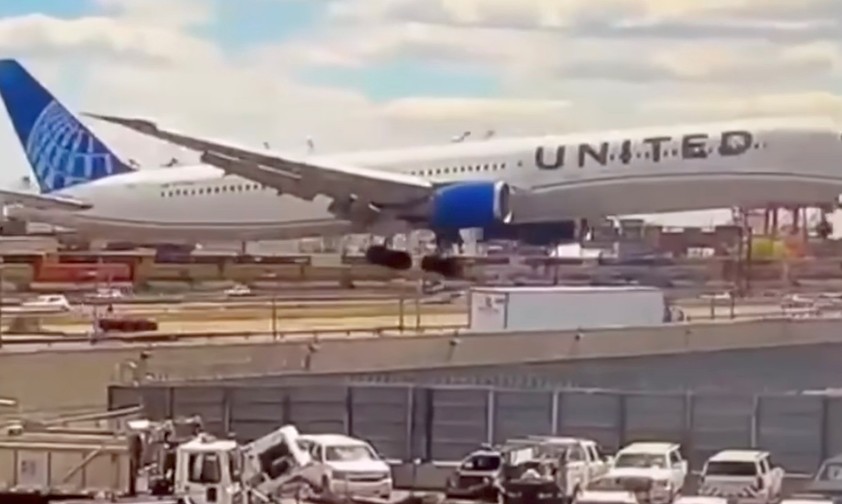 Der Moment vor der Berührung: Die Boeing 767 von United fliegt extrem niedrig an.