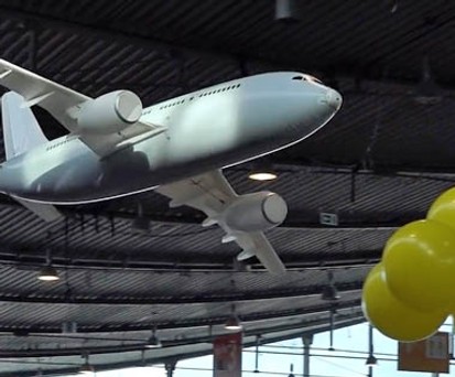 Gigantisches Modellflugzeug fliegt in Halle