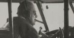 Der britische Premierminister Winston Churchill im Jahr 1942 am Steuer der Boeing 314 mit dem Taufnamen Berwick.