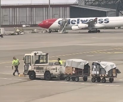 Kuriose Szene am Flughafen Zürich: Gepäckmitarbeiter müssen Pakete einsammeln.