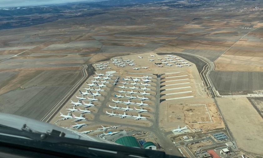 Blick aus dem Cockpit auf Teruel: Am spanischen Flughafen sind Dutzende von Flugzeuge eingelagert worden.