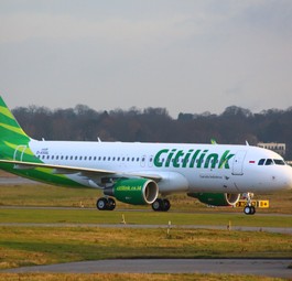 Airbus A320 von Citilink in Hamburg-Finkenwerder: Für die Langstreckenflüge setzt die Billigairline ebenfalls auf Airbus-Jets.