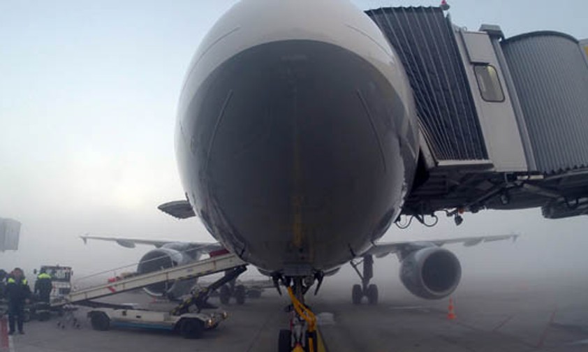 Airbus A320 von Germanwings im typischen kosovarischen Winternebel am Flughafen Priština.