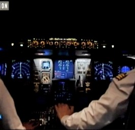 Die Kopiloten sind alleine im Cockpit und beginnen die Atlantiküberquerung. Der Pilot hat sich zur Ruhe gelegt.