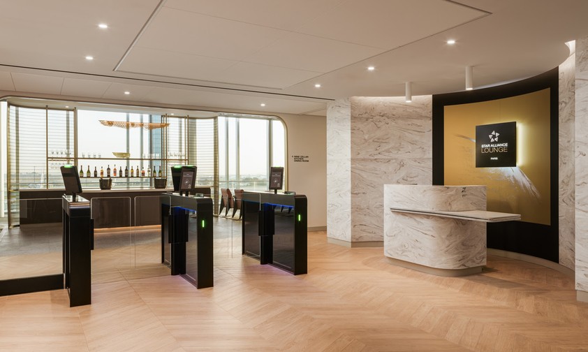 Vom Eingangsbereich aus ist die Welcome Bar der Lounge zu sehen.