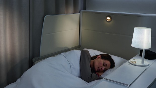 Zum Schlafen lässt sich der Sitz zu einem komplett flachen, mehr als zwei Meter langem und 77 Zentimeter breitem Bett ausklappen.