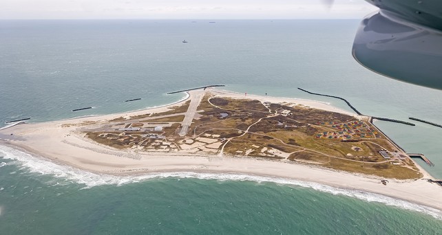 Der Flugplatz mit drei kurzen Pisten liegt auf Helgoland-Düne.