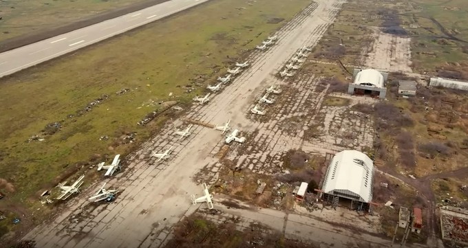 Der militärische Teil zeigt zerstörte Flugzeuge.