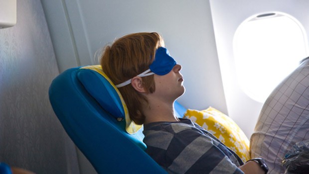 Der Schläfer: Er steigt ein, setzt sich die Schlafbrille auf und tut dann keinen Wank mehr. Dieser Passagiertyp wacht erst wieder auf, wenn das Flugzeug am Gate steht. Unangenehm ist das, wenn man am Fenster sitzt.