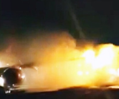 Flugzeuge stoßen in Indonesien auf Piste zusammen