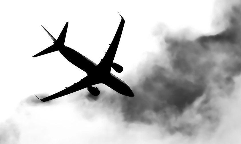 Flugzeug in den Wolken: DAs Risiko durch Turbulenzen steigt.