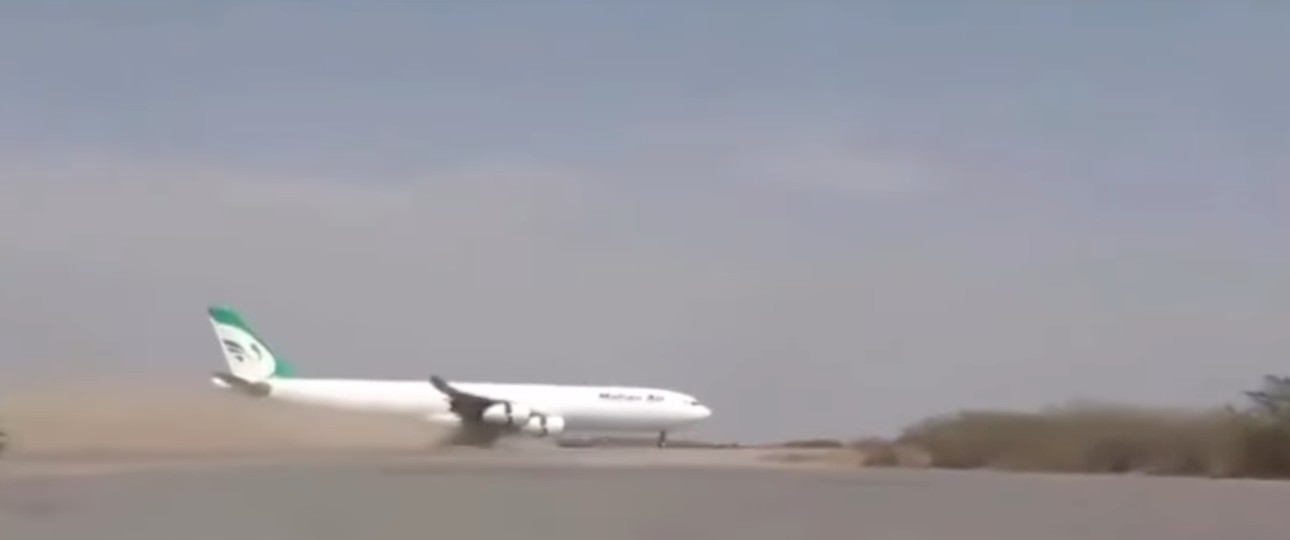 Airbus A340-300 von Mahan Air bei der Landung im Jemen: Der Airport ist seit zehn Jahren gesperrt.