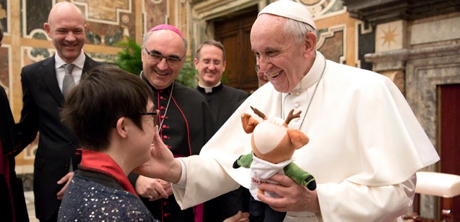 Papst Franziskus (rechts): Immer wenn das Oberhauptes der römisch-katholischen Kirche mit dem Flugzeug reist, schnellen die Klicks bei Flightradar in die Höhe. Franziskus' Reise von Rom nach Bogota in Kolumbien mit einem Airbus A330 von Alitalia brachte es im September auf 1,5 Millionen Abrufe.