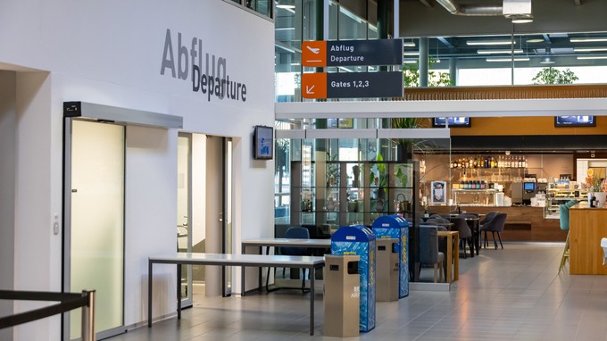 ... die Laufwege sind sehr kurz. Passagiere haben es nicht weit von Check-In ...