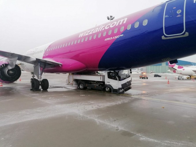 Wasserfahrzeug unter einem Airbus A320 Neo: Seit dem Zwischenfall in Danzig am 7. Januar ist dieser A320 in Reparatur.