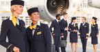 Kabinenpersonal von Lufthansa: Ab 2024 können Kabinenbesatzungen nur noch mit dem Abschluss als  Fachberater:in für Servicemanagement aufsteigen.